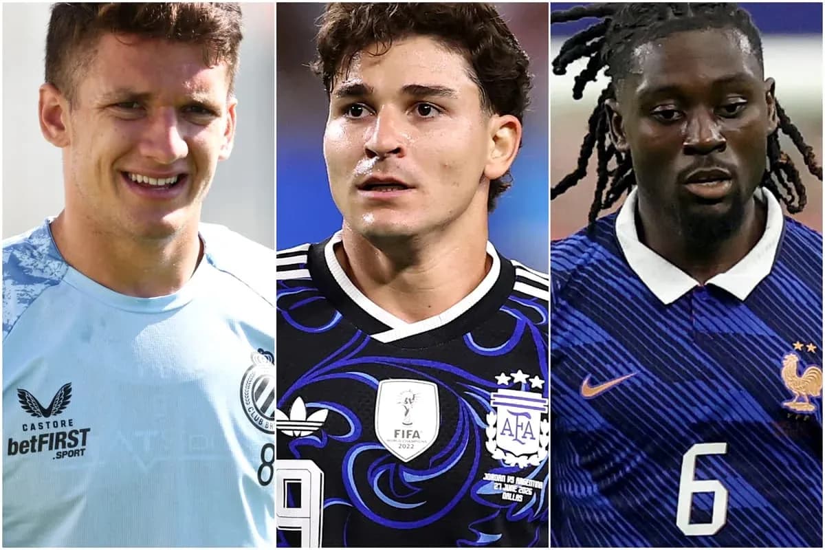 Tres futbolistas posando para la cámara