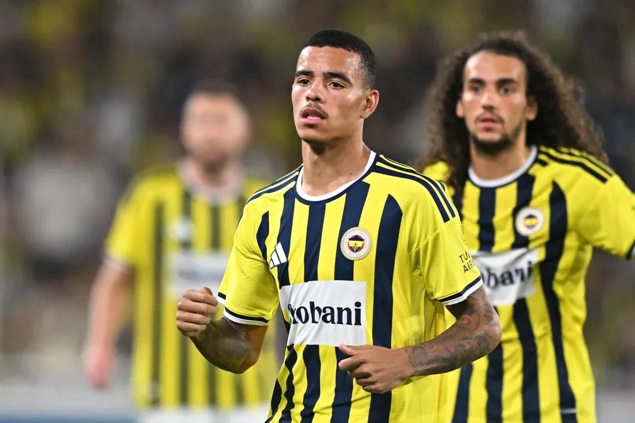 Jugadores de Fenerbahçe en partido de fútbol Jugadores de Fenerbahçe en partido de fútbol