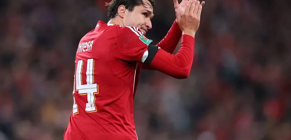 Jugador aplaudiendo durante un partido de fútbol