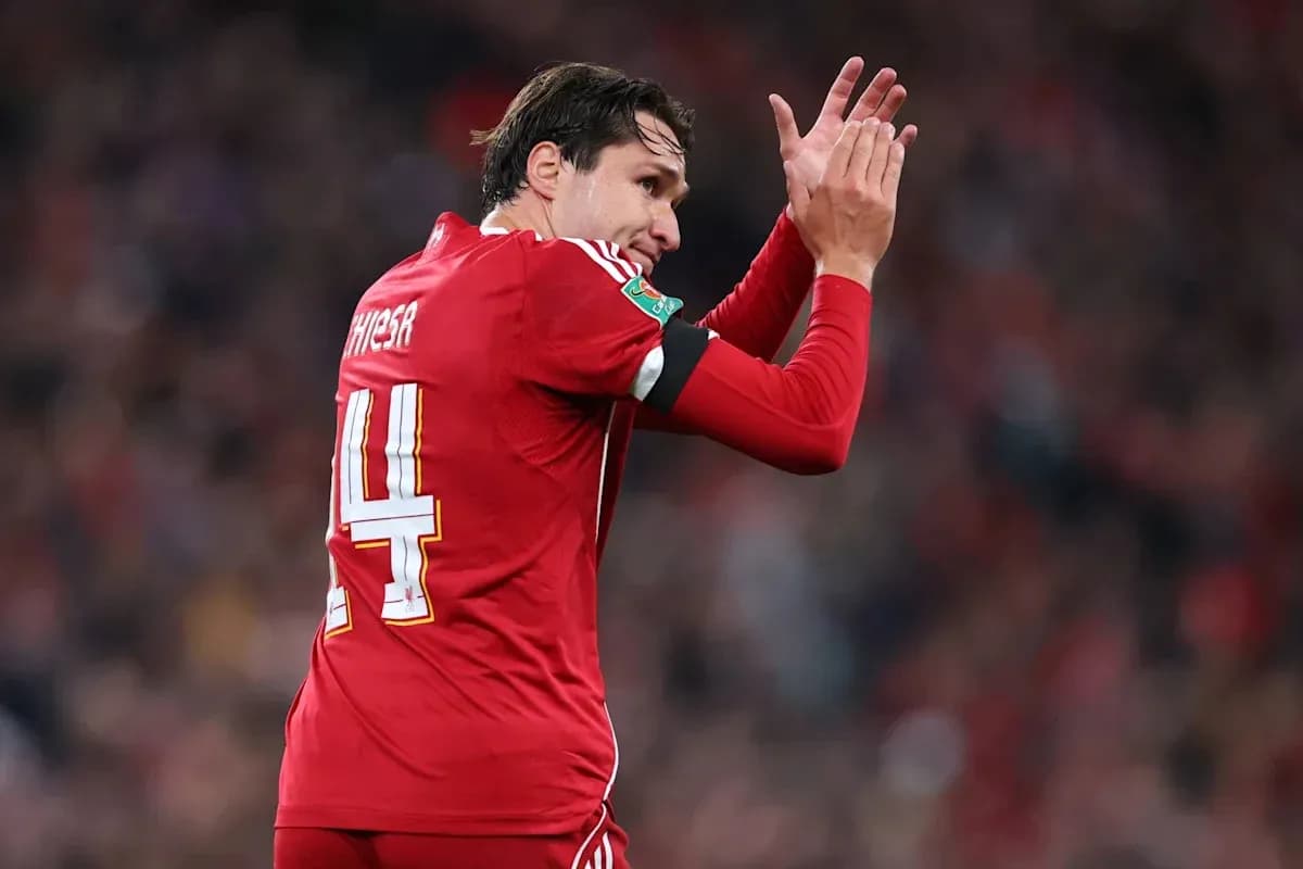 Jugador aplaudiendo durante un partido de fútbol