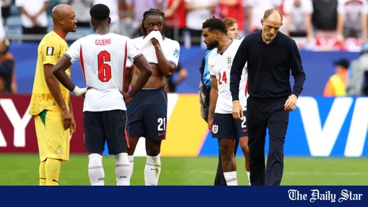 Jugadores de Inglaterra conversando en el campo de juego