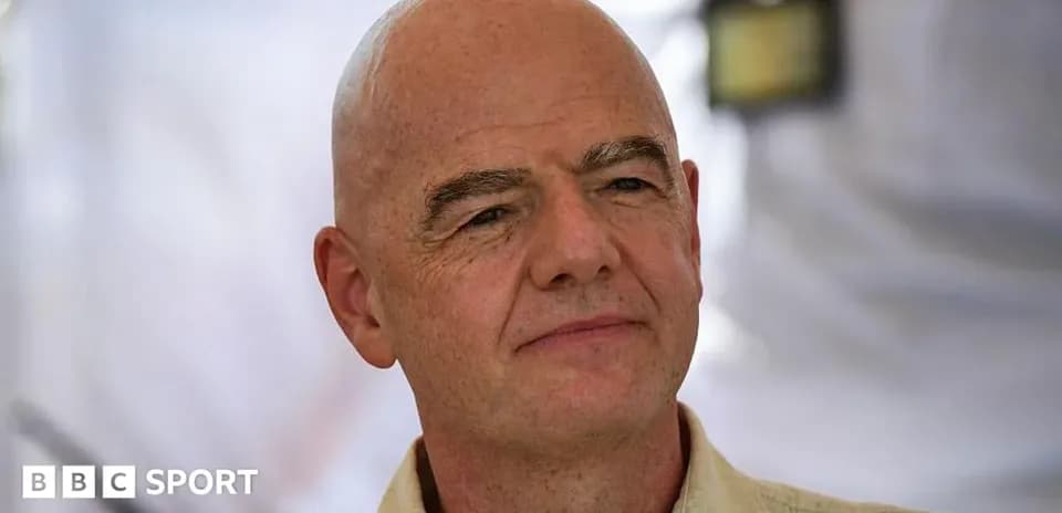 Hombre calvo en un evento de prensa