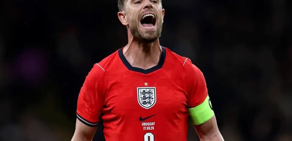 Jugador de Inglaterra gritando en el campo de juego