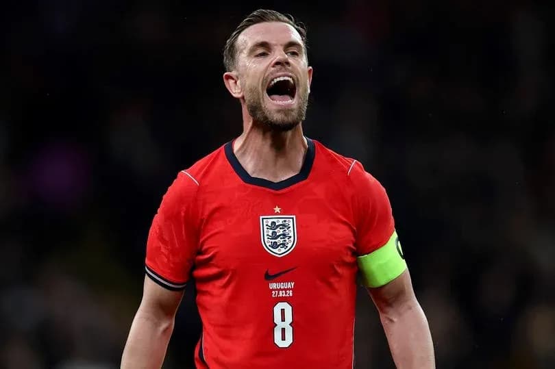 Jugador de Inglaterra gritando en el campo de juego