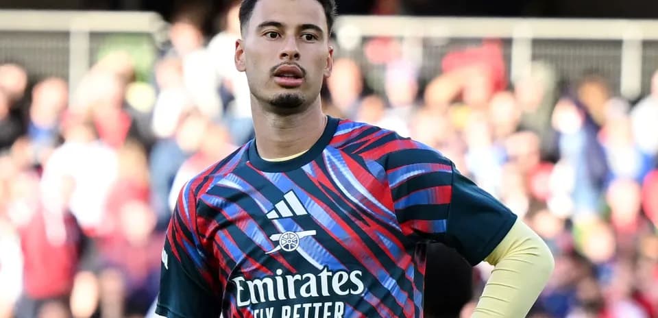 Portero con camiseta de entrenamiento en el campo