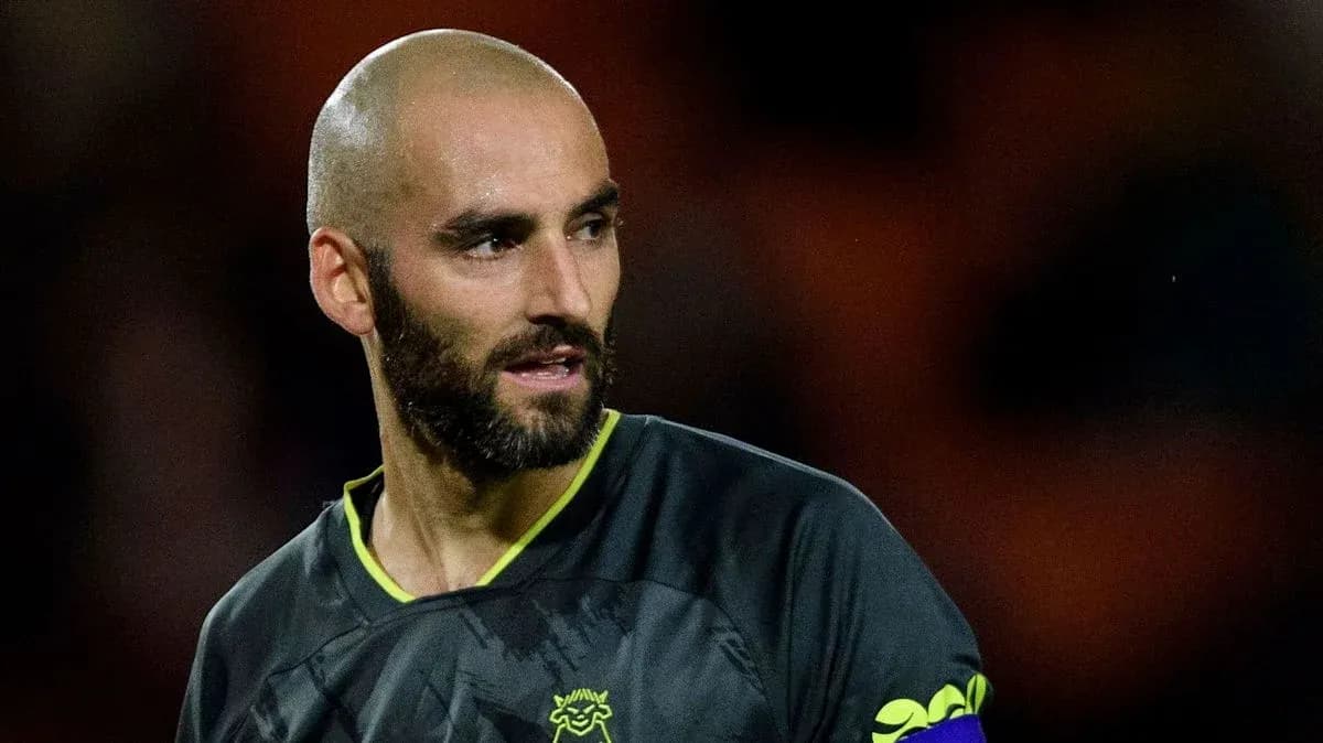 Portero con camiseta negra en el campo de juego