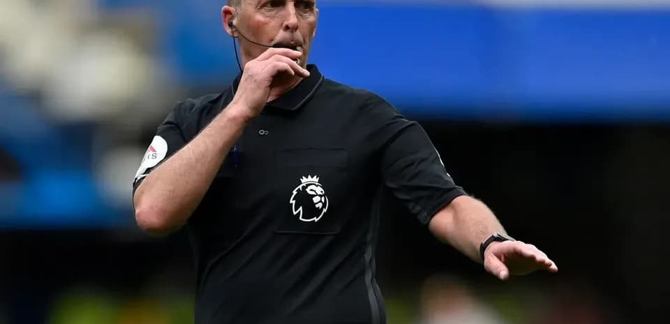 Árbitro señalando durante un partido de fútbol