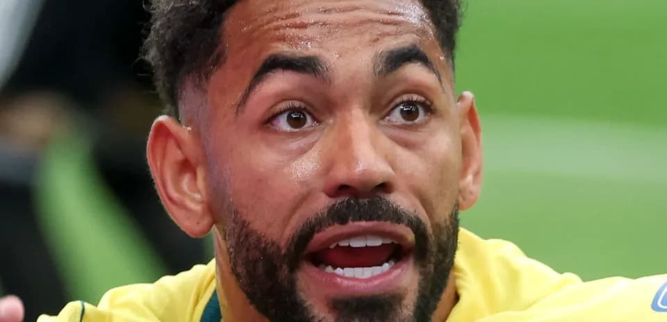 Jugador de fútbol hablando durante el partido