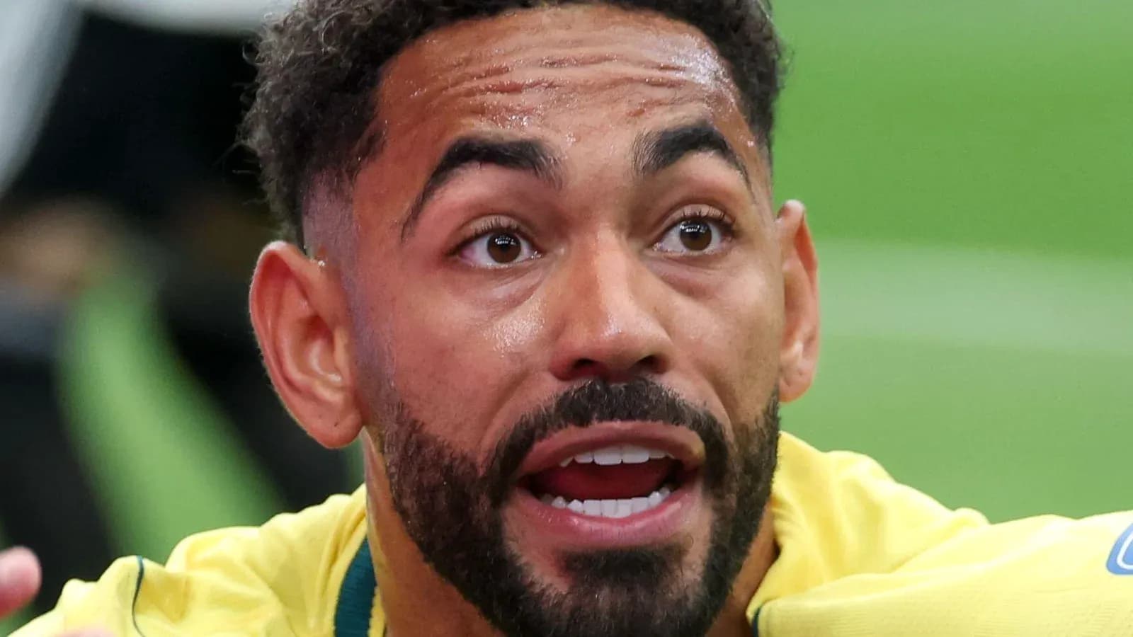 Jugador de fútbol hablando durante el partido