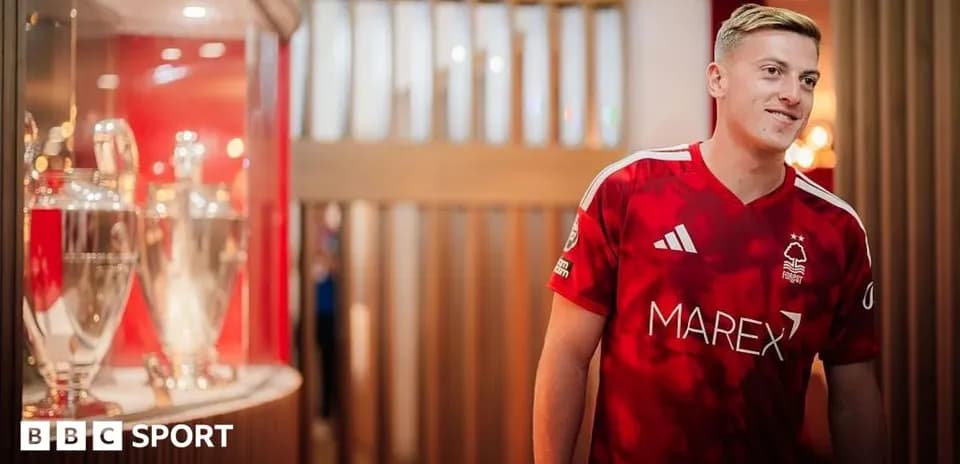 Jugador de Nottingham Forest con trofeos de fondo