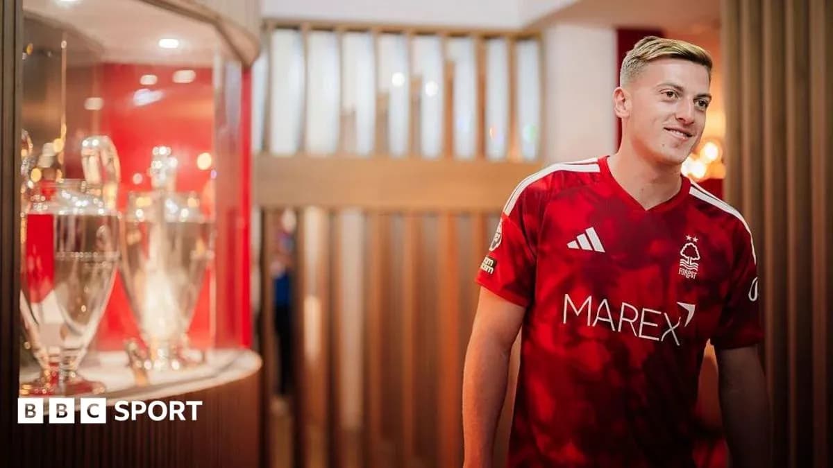 Jugador de Nottingham Forest con trofeos de fondo