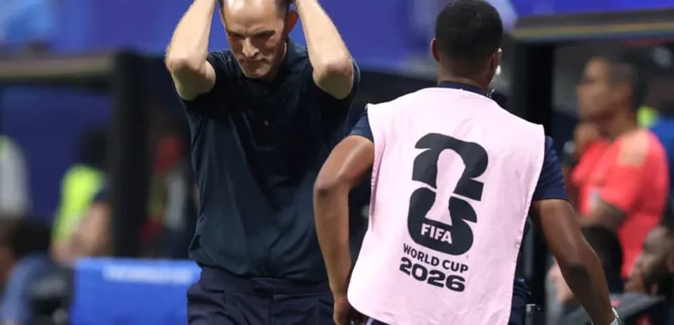 Entrenador con expresión de frustración en el banquillo
