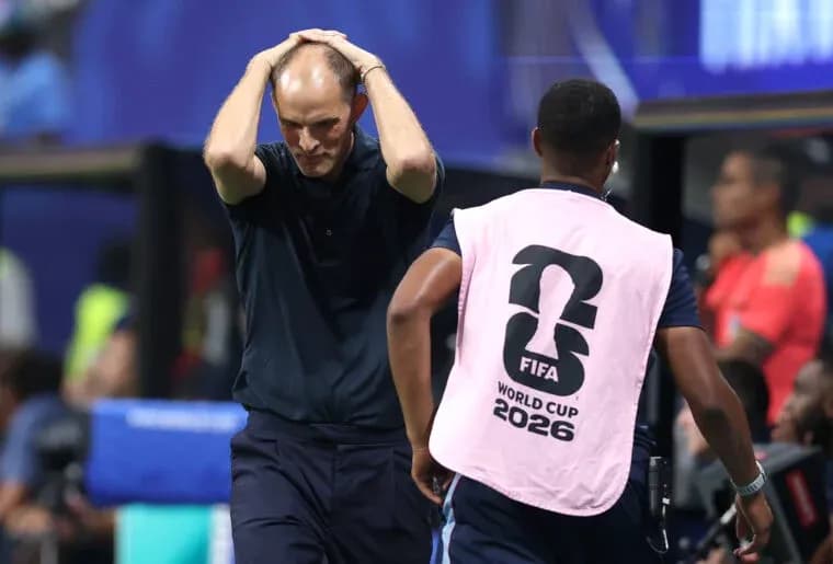Entrenador con expresión de frustración en el banquillo