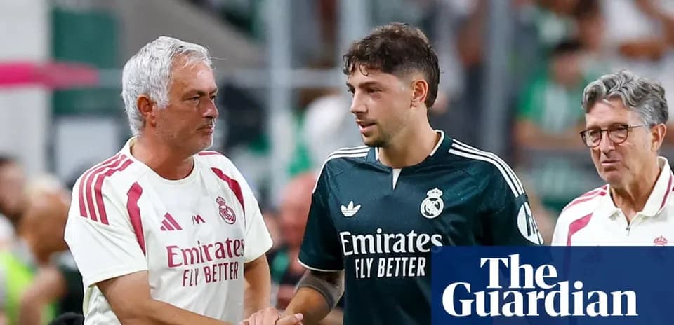 Entrenador y jugador de Real Madrid saludándose