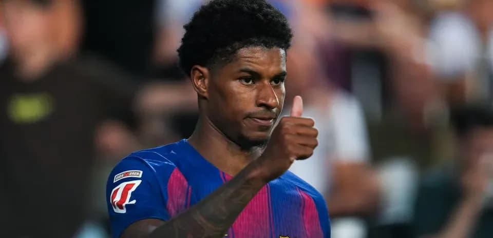 Jugador del Barcelona mostrando pulgar arriba