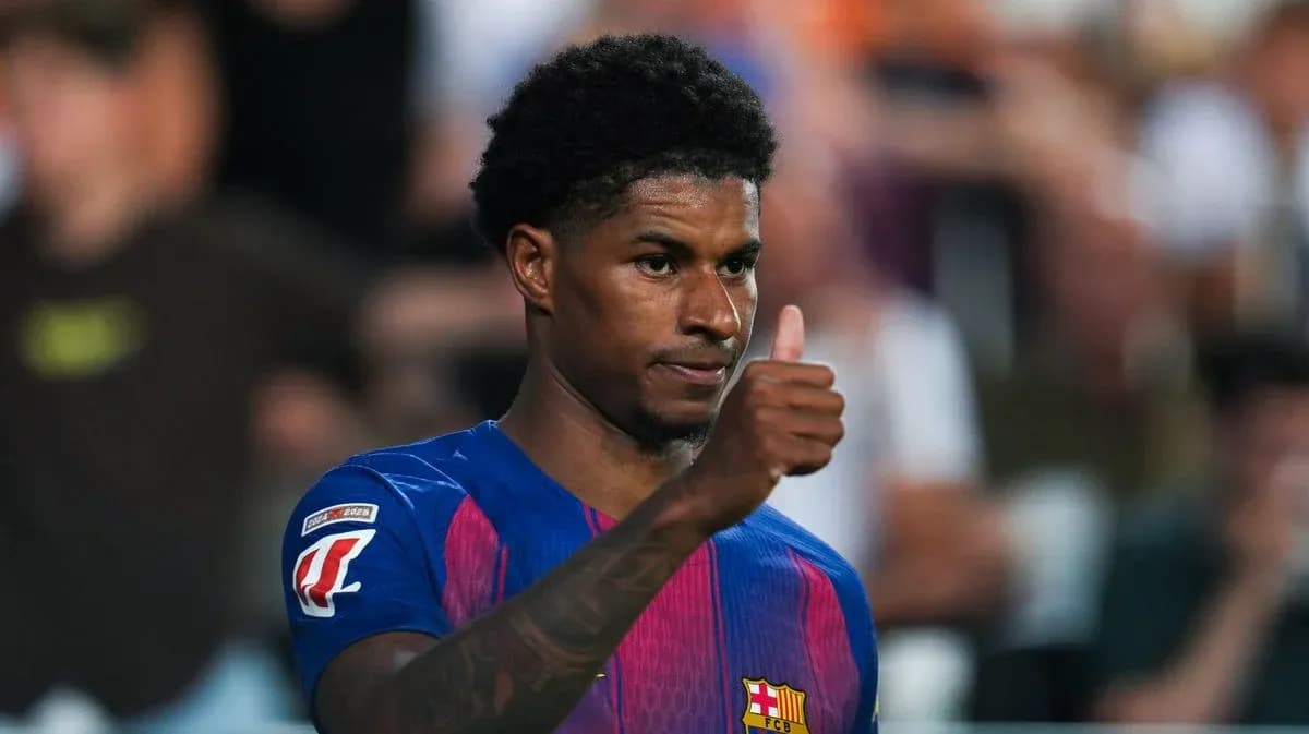 Jugador del Barcelona mostrando pulgar arriba