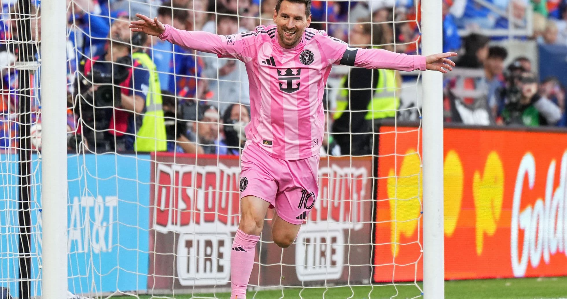 Lionel Messi celebrando un gol en el estadio