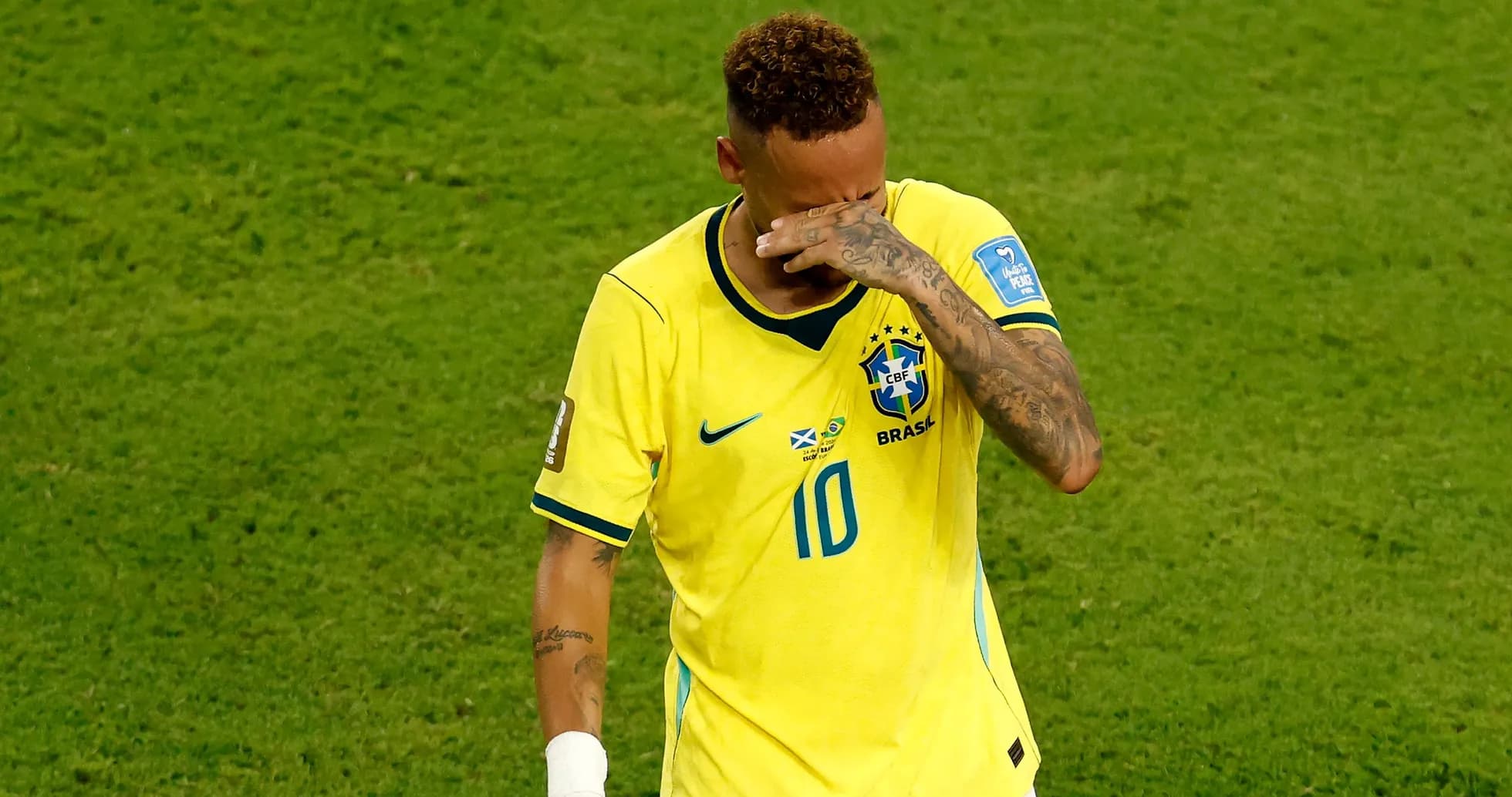 Jugador de Brasil con camiseta amarilla durante partido