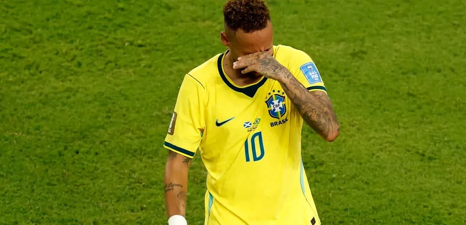 Jugador de Brasil con camiseta amarilla durante partido