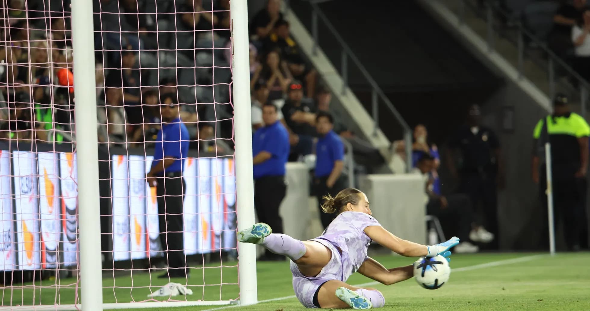 Portera atrapando el balón en el partido