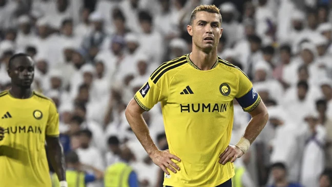 Cristiano Ronaldo en partido con camiseta amarilla