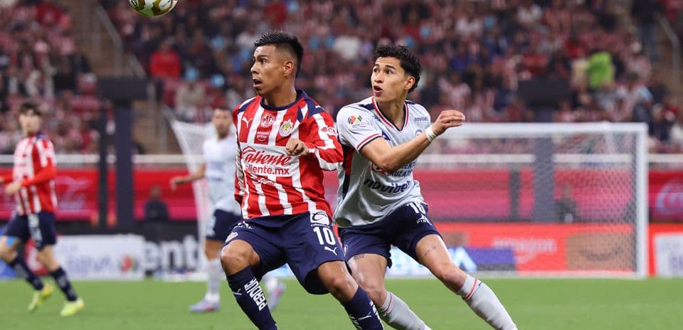 Jugadores de Chivas y Cruz Azul en acción