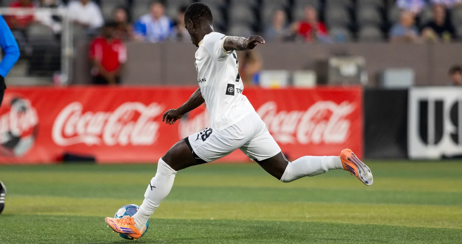 Jugador de fútbol corriendo en el campo