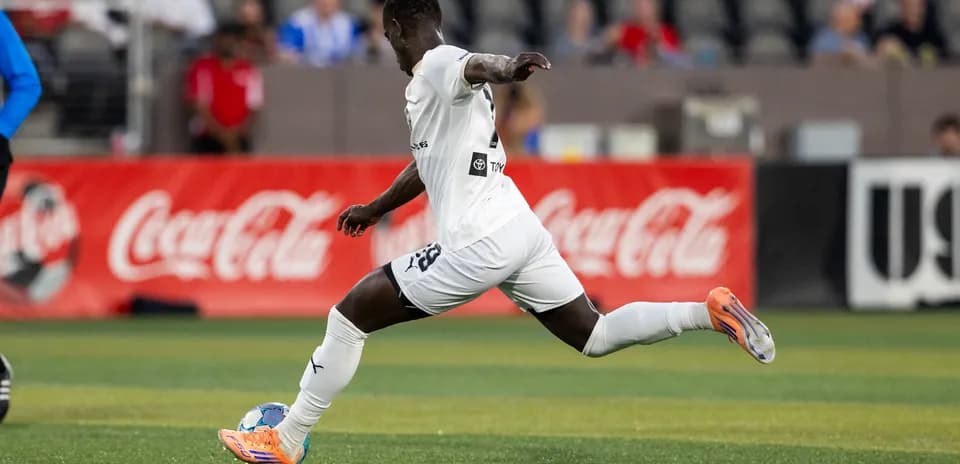 Jugador de fútbol corriendo en el campo