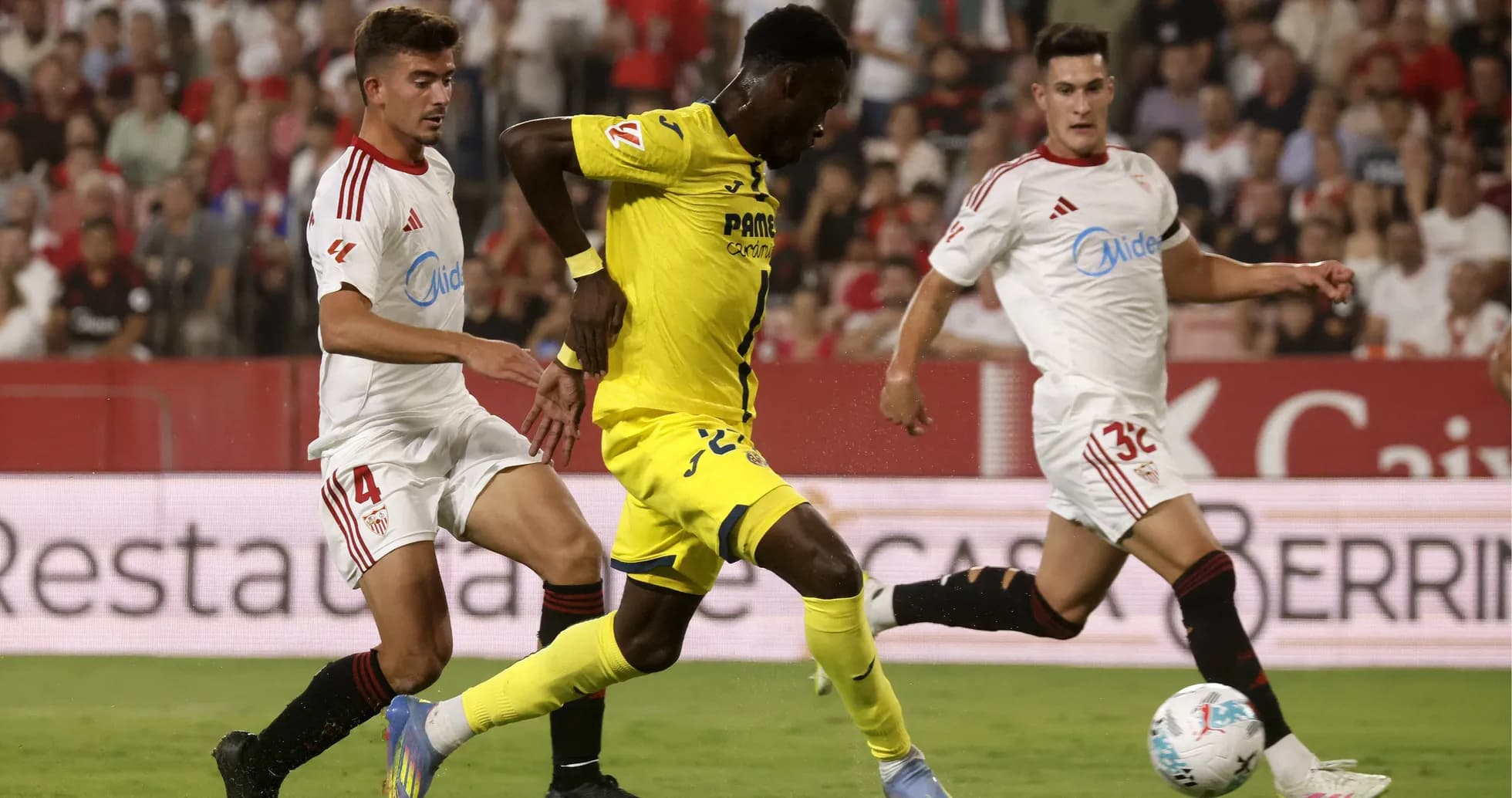 Jugadores compitiendo por el balón en La Liga