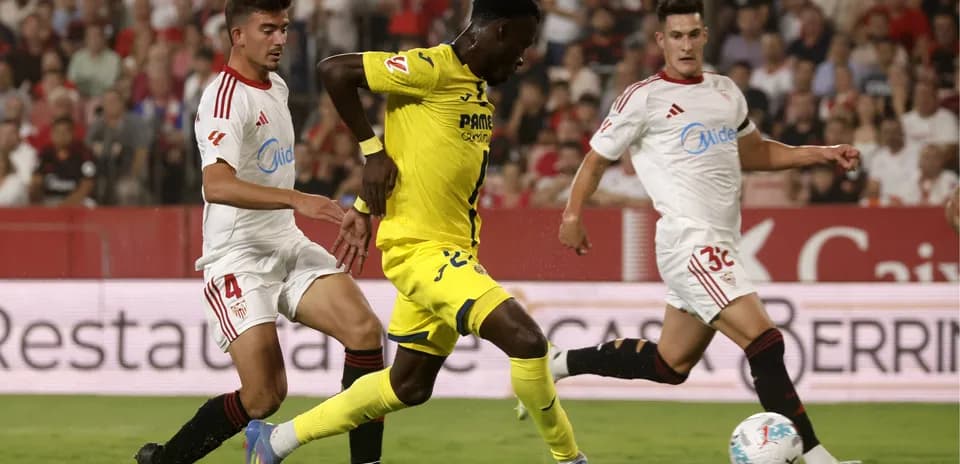 Jugadores compitiendo por el balón en La Liga