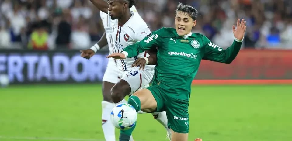 Jugador de Palmeiras derrapando en el partido