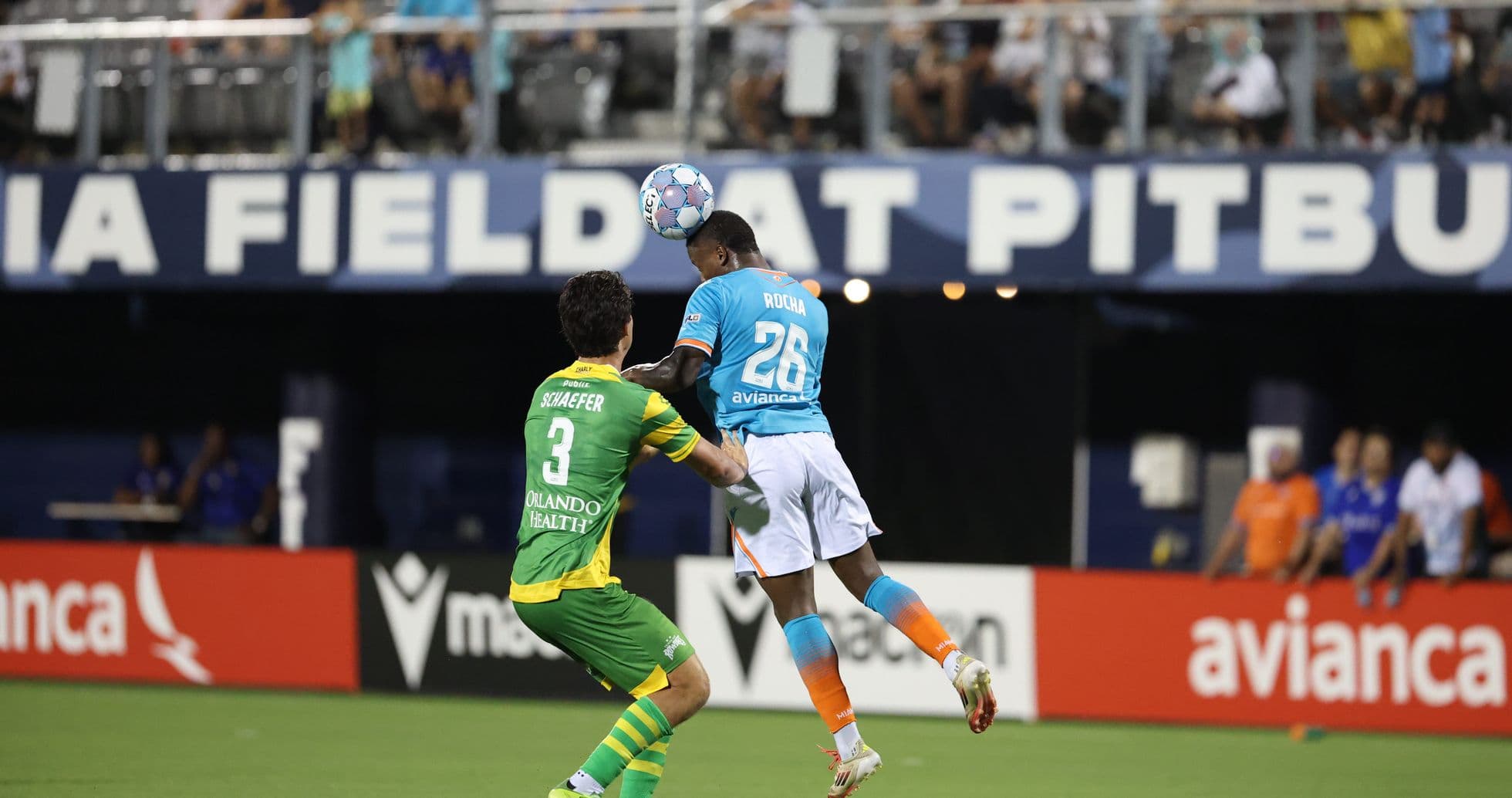 Jugador cabeceando el balón durante el partido