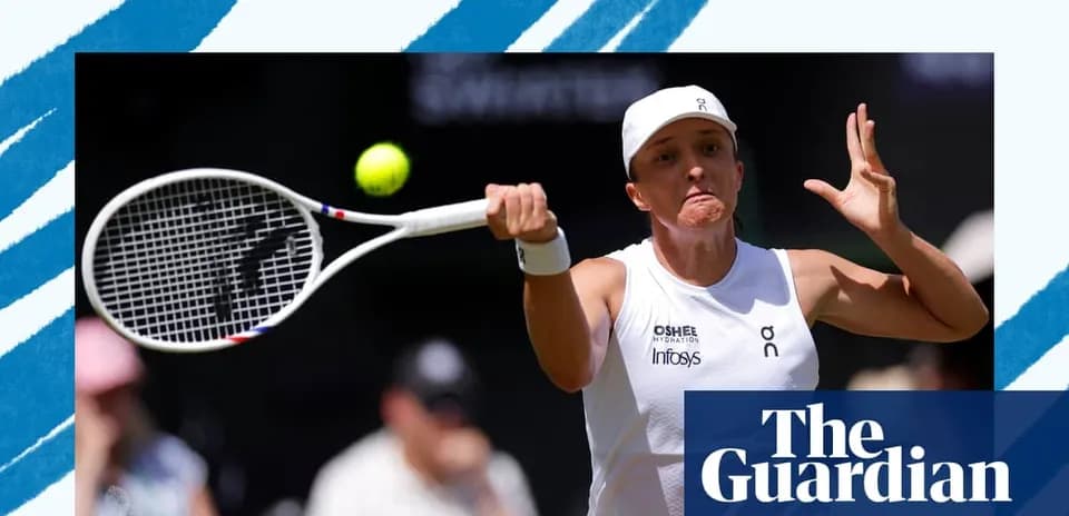 Jugadora de tenis golpeando una pelota en partido