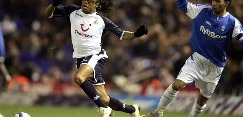 Jugador de Tottenham corriendo con balón, rival persiguiéndolo