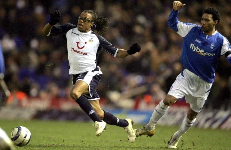 Jugador de Tottenham corriendo con balón, rival persiguiéndolo