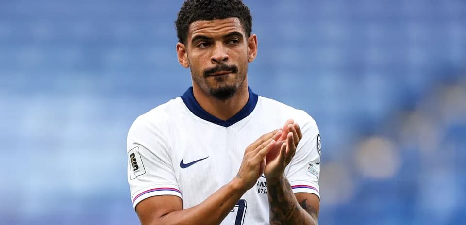 Jugador aplaudiendo en el campo de fútbol