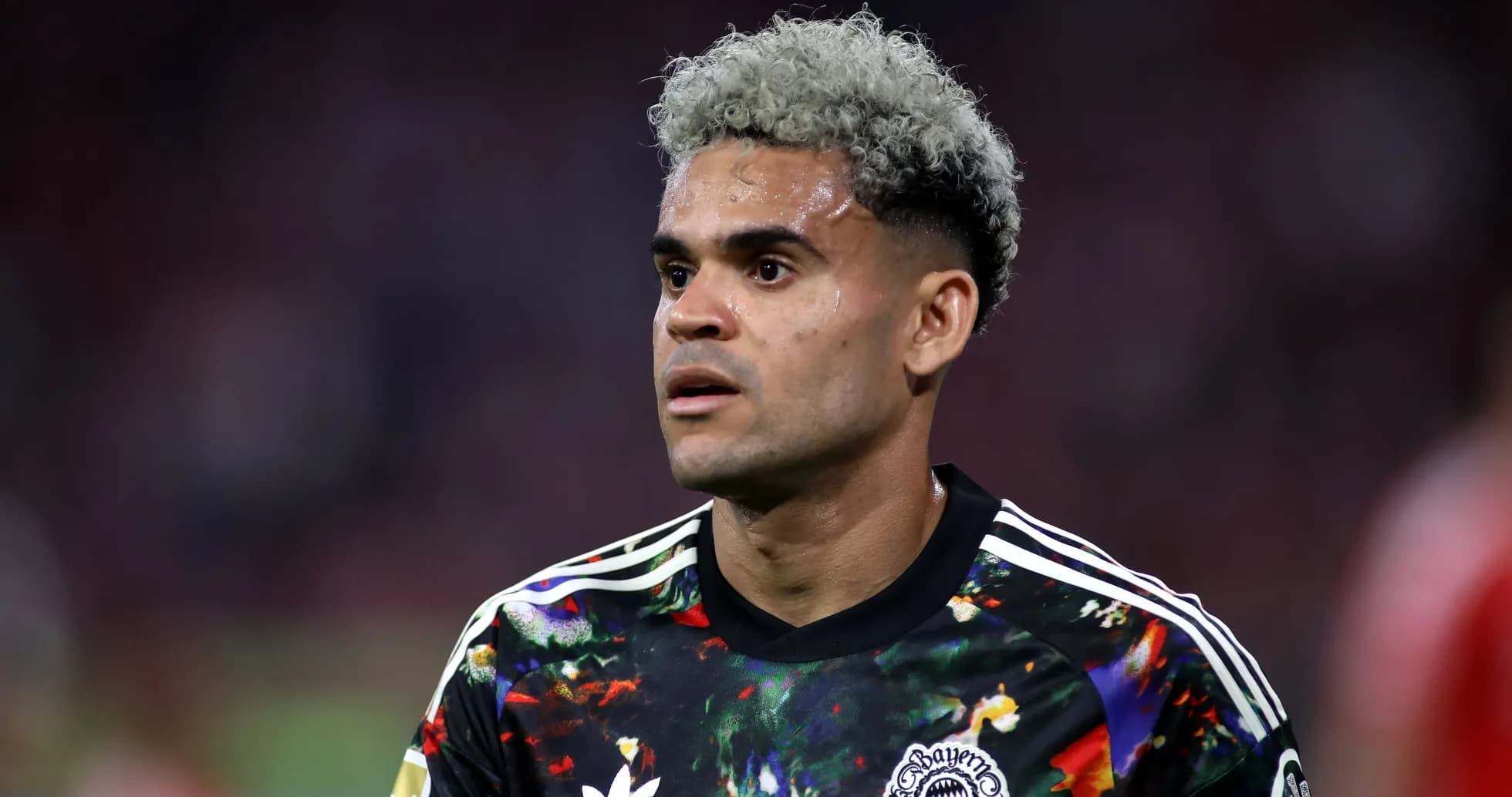 Jugador de fútbol con camiseta de Bayern Múnich