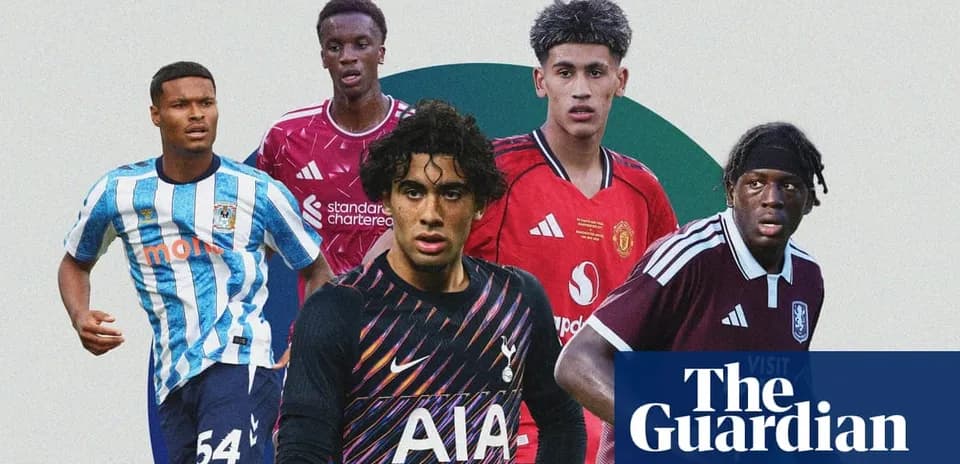 Cinco jóvenes futbolistas en diferentes camisetas de clubes