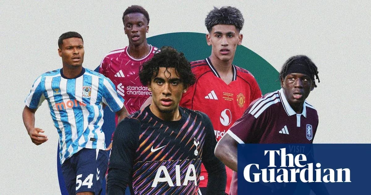 Cinco jóvenes futbolistas en diferentes camisetas de clubes