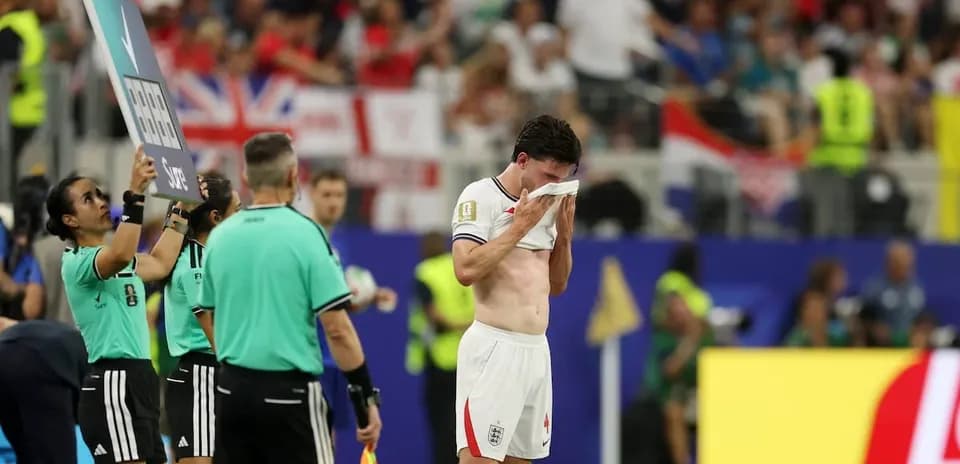 Jugador de Inglaterra secándose la cara en el partido