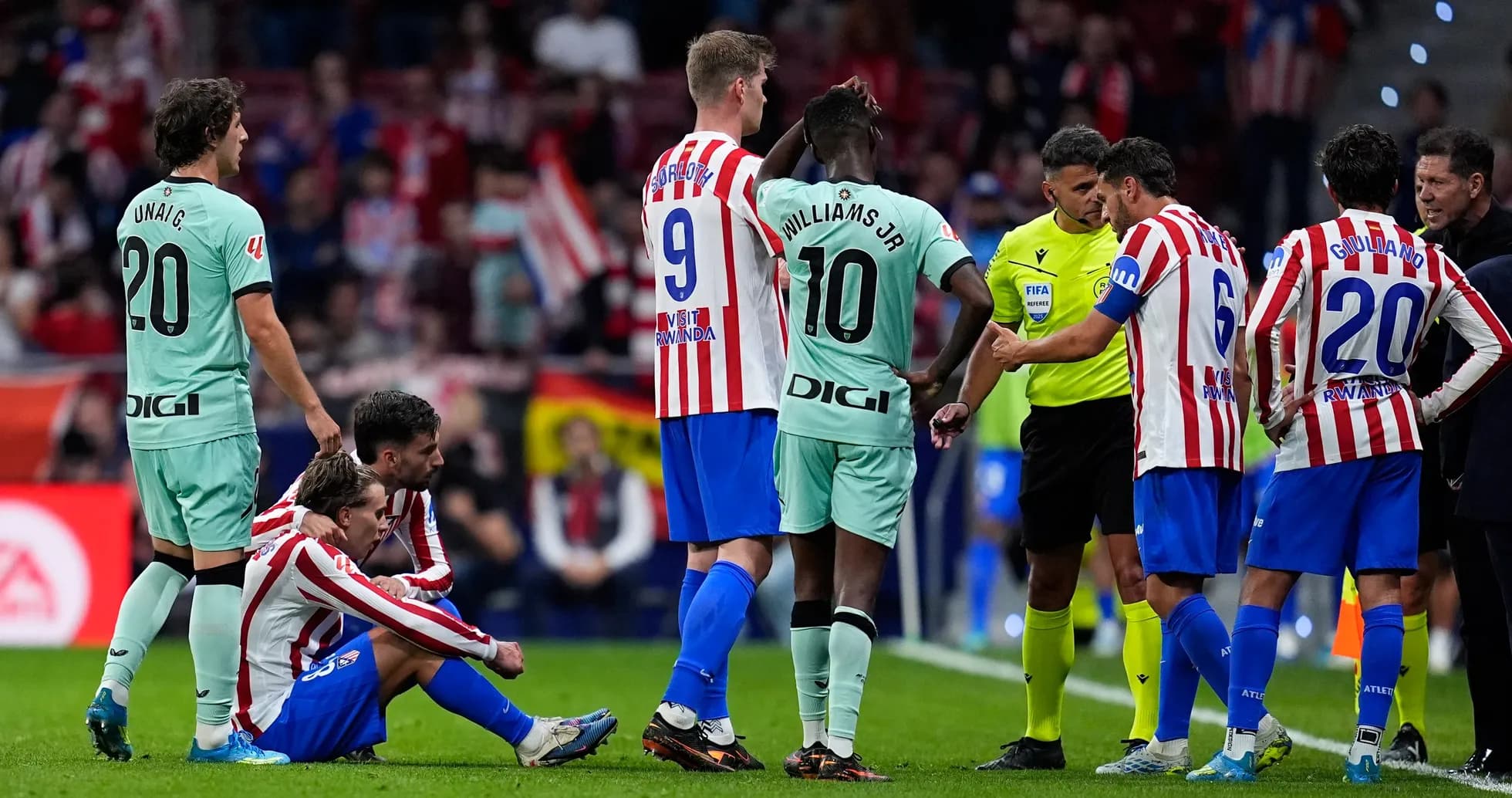 Jugadores de Atlético Madrid en acción durante el partido