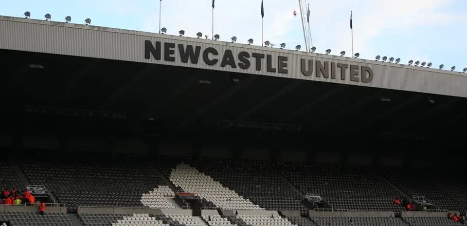 Fachada del estadio de Newcastle United en un día nublado