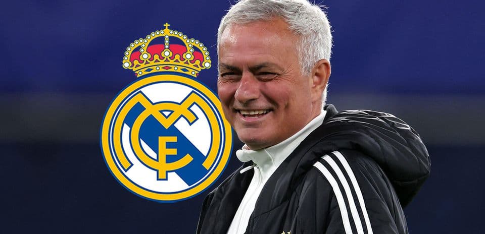 Entrenador sonriente con logo del Real Madrid de fondo