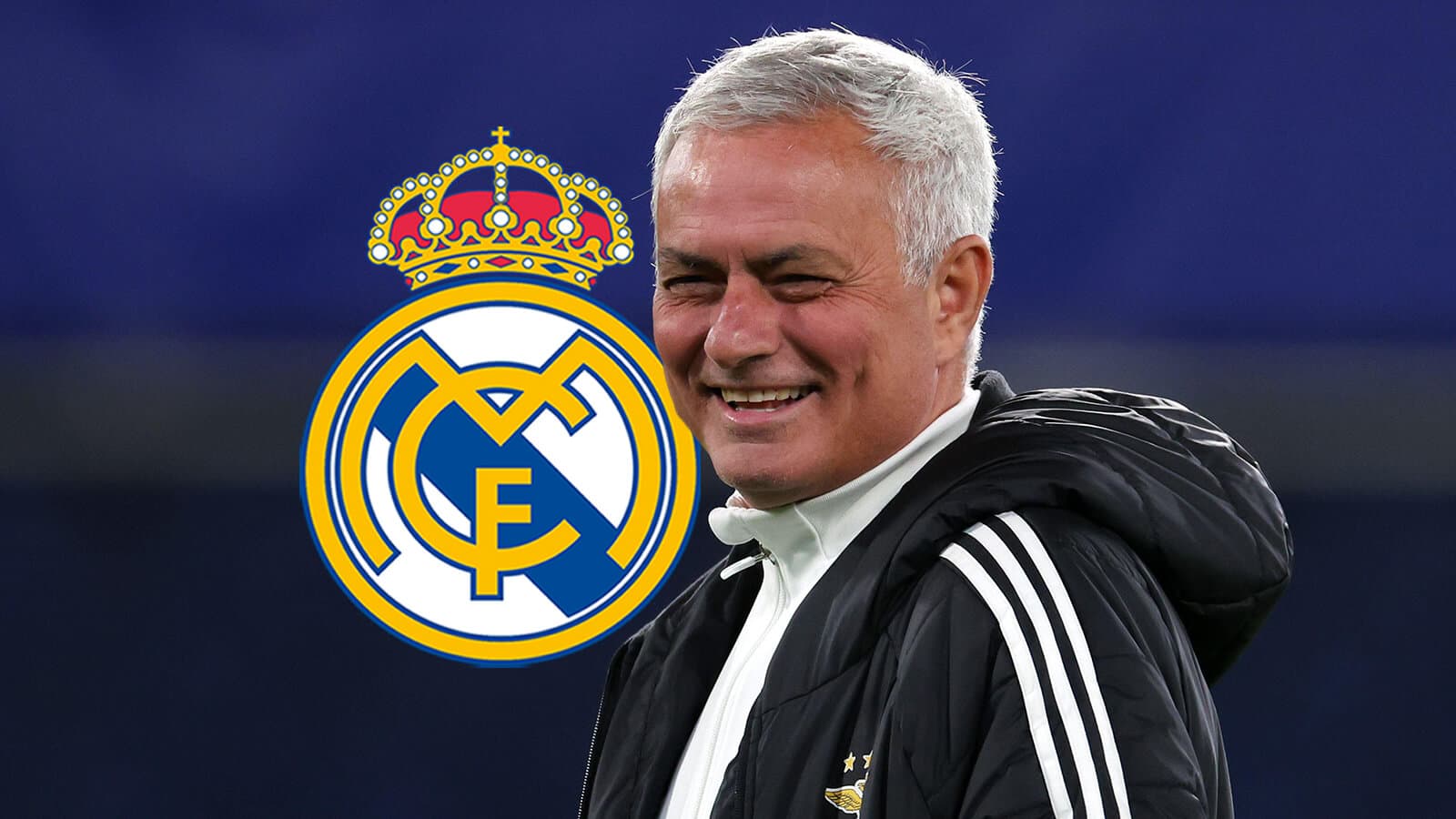 Entrenador sonriente con logo del Real Madrid de fondo