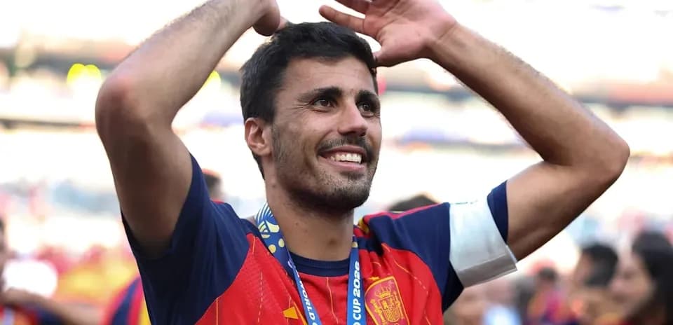 Jugador de España celebrando con la camiseta roja