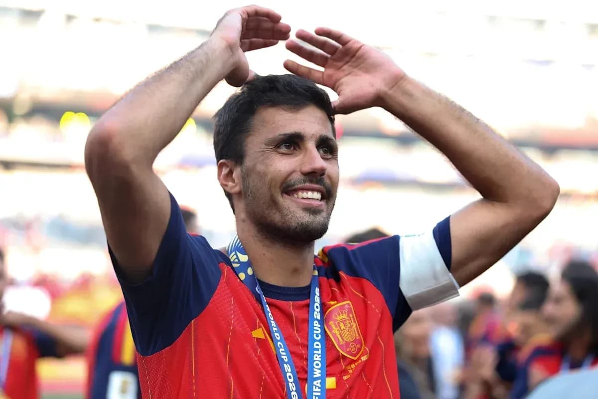Jugador de España celebrando con la camiseta roja
