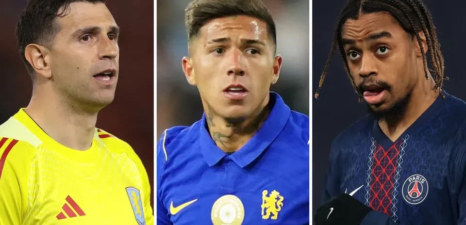 Tres futbolistas en diferentes camisetas de equipos