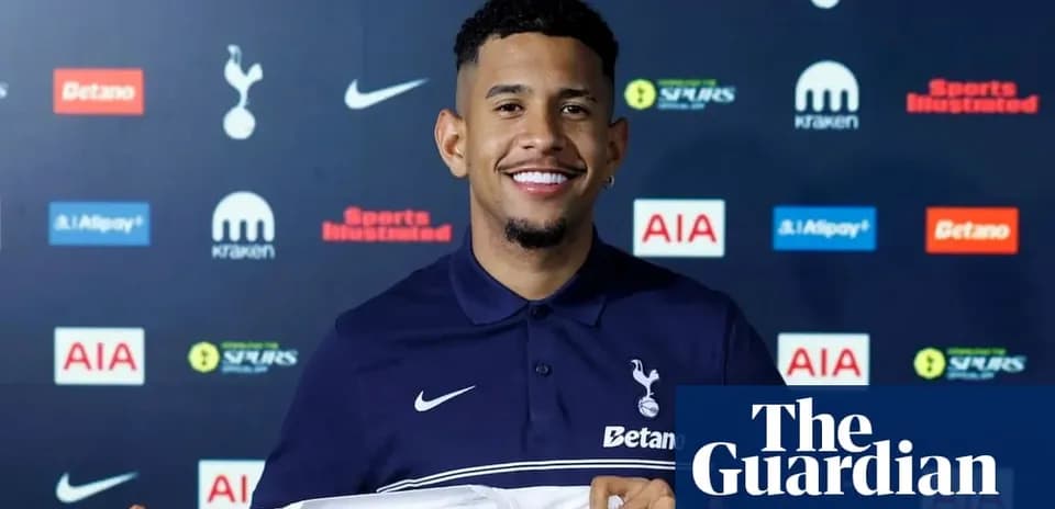 Jugador sonriendo con camiseta de Tottenham en presentación