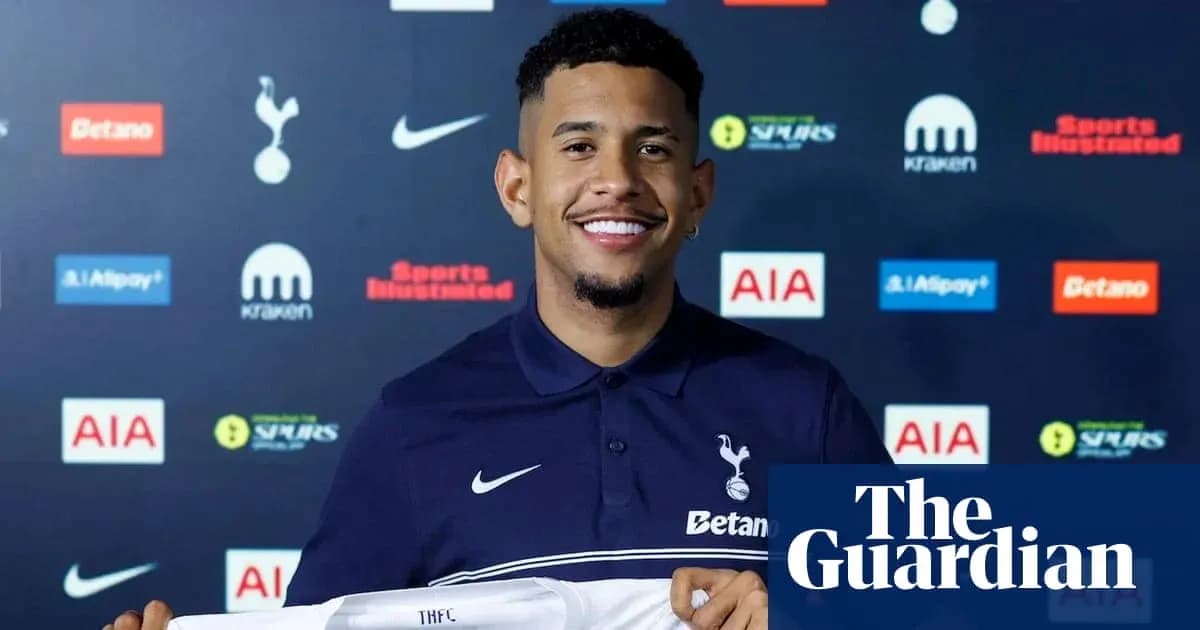 Jugador sonriendo con camiseta de Tottenham en presentación