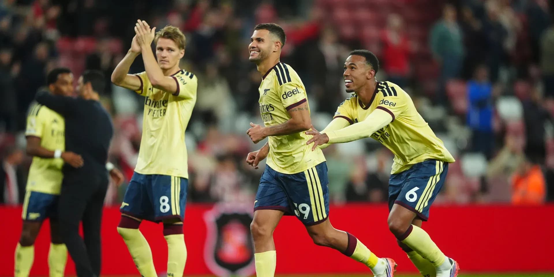 Jugadores de Arsenal celebrando una victoria en el campo